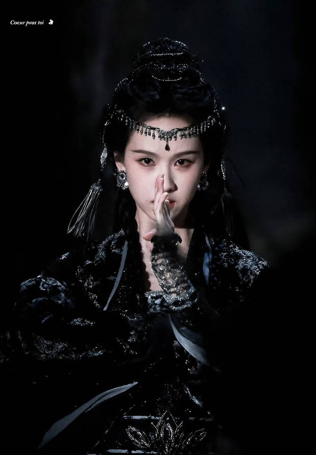 陈都灵一袭黑衣似神女，眉眼温柔又凌厉
