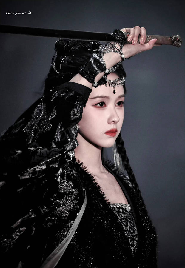 陈都灵一袭黑衣似神女，眉眼温柔又凌厉