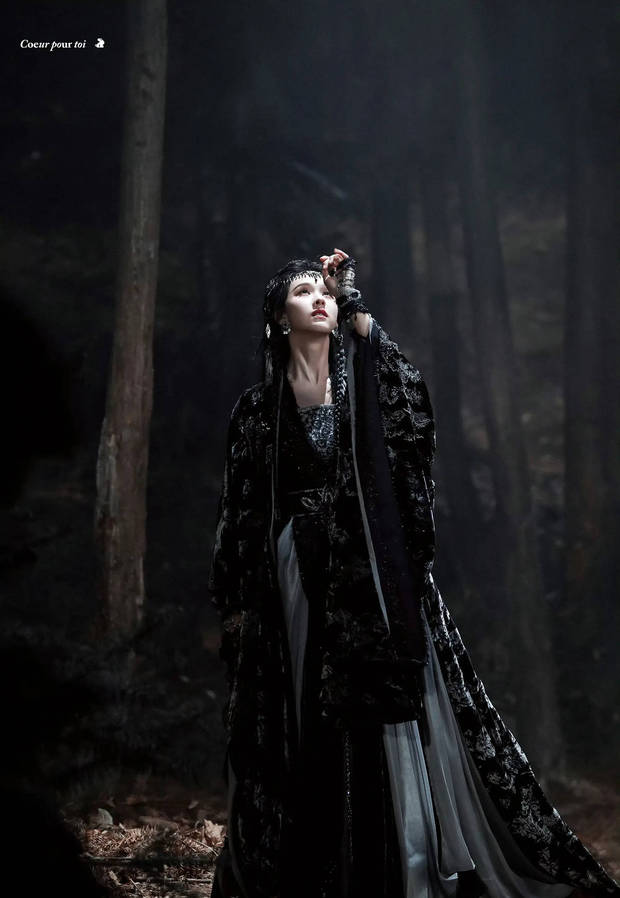 陈都灵一袭黑衣似神女，眉眼温柔又凌厉