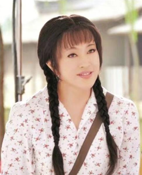 74岁再演少女引热议，她为何偏不服老？网友争议中短剧却爆了