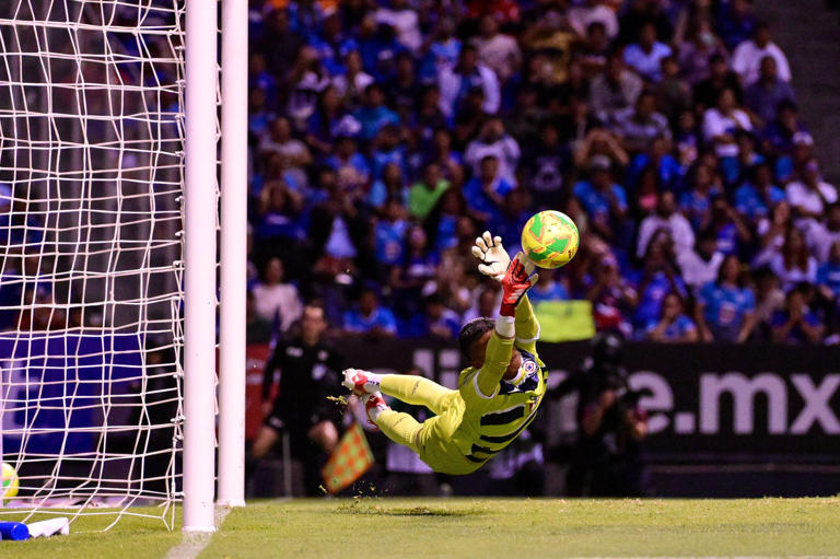 Mier atajó un penal a Nathan Silva | IMAGO 7