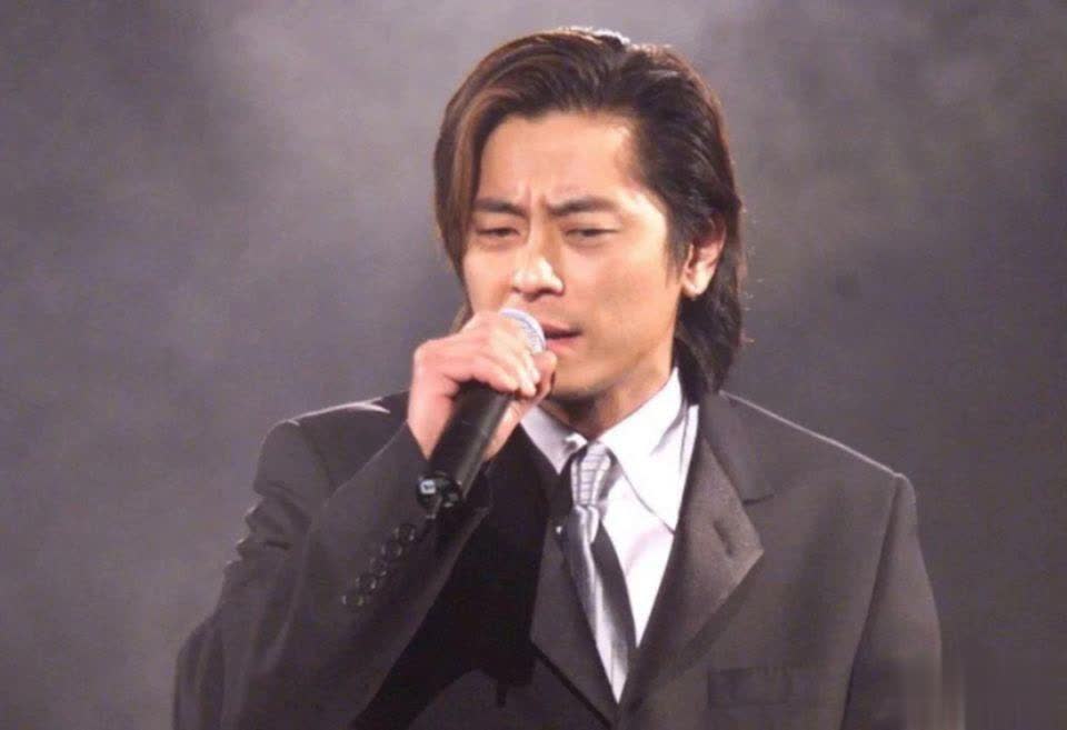 歌手王杰近照曝光！隐居加拿大，白发苍苍却精神矍铄