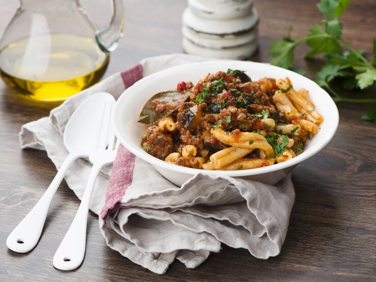 Nudeln mit Lamm-Auberginen-Soße: Herzhaftes Nudelgericht