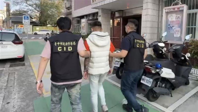 20歲張男涉嫌亮槍威嚇，被依社維法將其送辦。（圖／翻攝畫面）