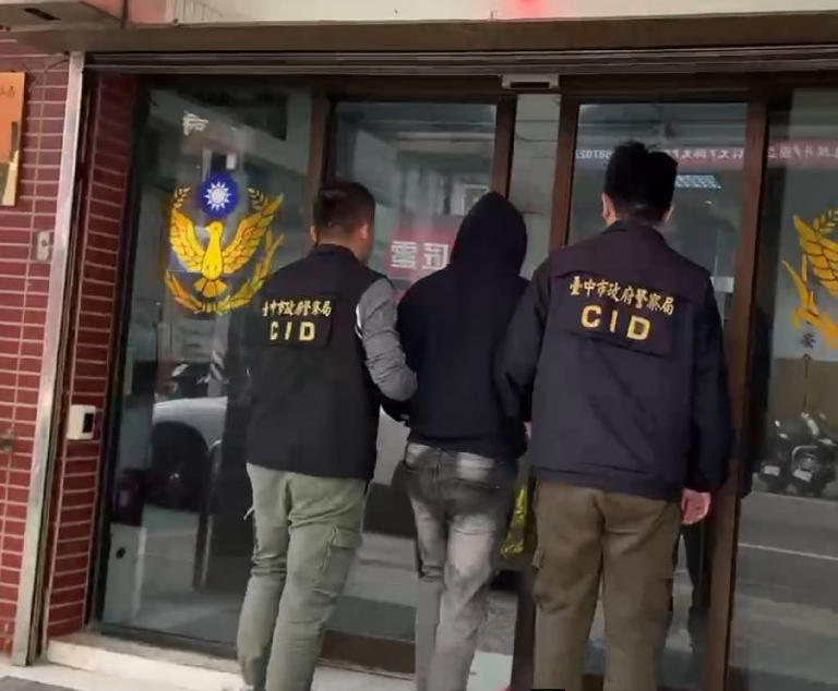 黃男持安全帽猛砸鎮瀾宮人員，警方獲報循線將黃男帶回偵辦，將依法開罰。（圖／翻攝畫面）