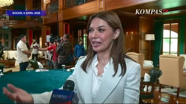 Jurnalis Najwa Shihab berbicara dengan Kompas TV usai mewawancarai Presiden Prabowo Subianto bersama enam jurnalis lainnya di Hambalang, Bogor, Jawa Barat, Minggu (6/4/2025).