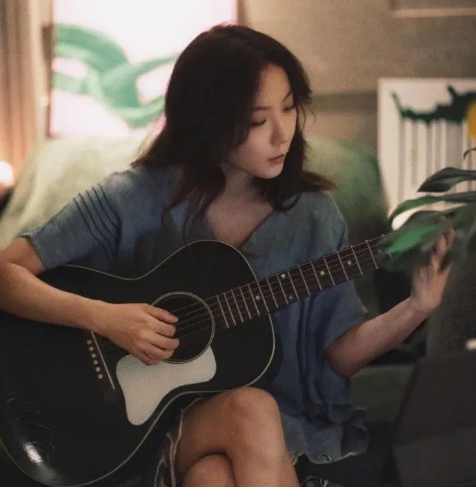 #乘风破浪的姐姐6初舞台结束，被王珞丹的弹唱舞台惊艳了，她对舞台的认真和反差感，让大家看到了一个全新的她，不仅获得了姐姐们的认可 也获得了评委的superA！ 从弹唱到打架子鼓，再到改词创意，非常燃，正如她开始表演前说的：她把想对姐姐们和大