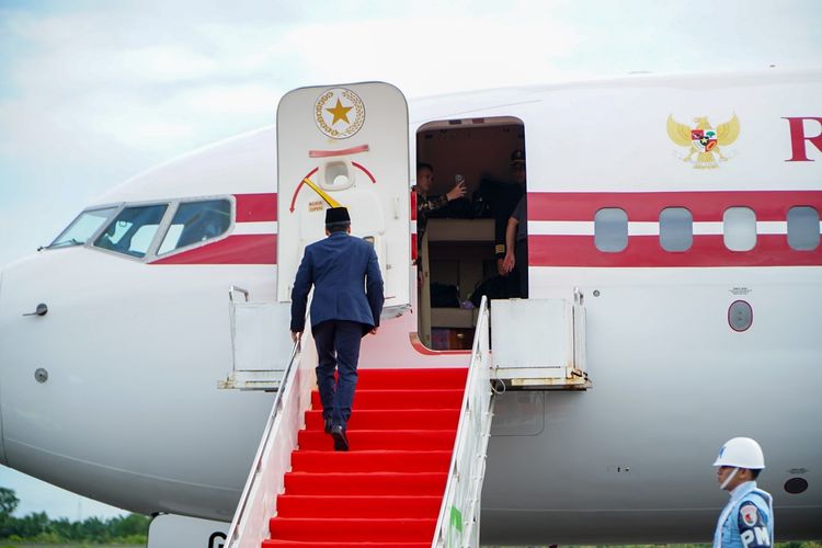 Agung Surahman Asisten Pribadi Presiden Prabowo menaiki pesawat kepresidenan di Bandara Fatmawati di Bengkulu, Minggu (6/4/2025).