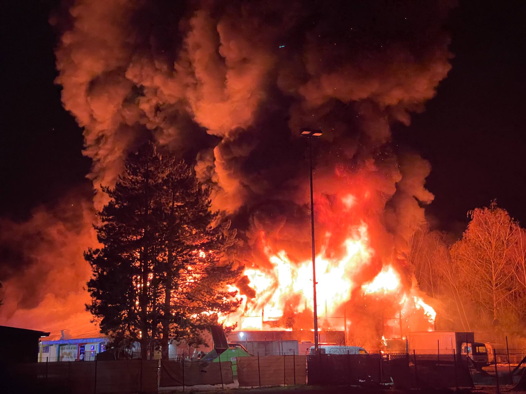 Riesenfeuer in Klein Berkel: Indoor-Spielparadies „Ratzfatz“ steht in ...
