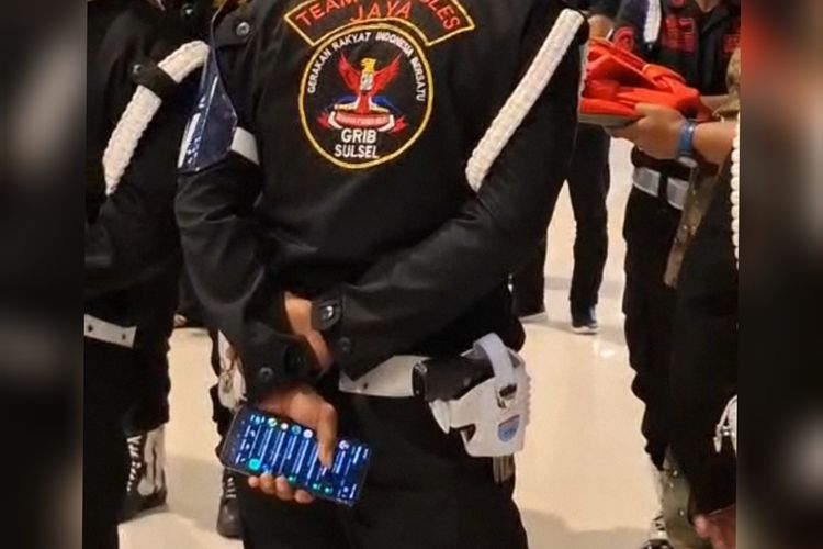 Potongan gambar salah satu anggota Grib Jaya Sulsel yang disebut membawa senjata saat penjemputan Ketua Umum Grib Jaya di Bandara Internasional Sultan Hasanuddin Makassar, Kabupaten Maros, Sulsel, pada Sabtu (5/4/2025).