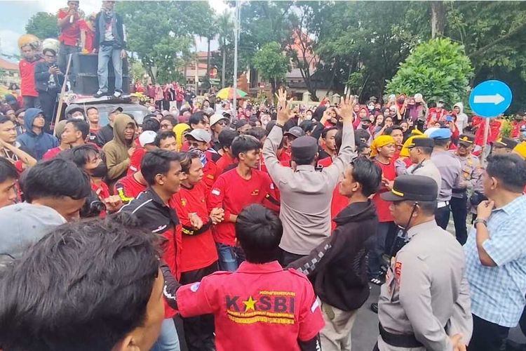 Sejumlah pekerja dari PT Yihong Novatex Indonesia yang tergabung dalam KASBI menggelar unjuk rasa di depan kantor Bupati Kabupaten Cirebon pada Selasa (11/3/2025) siang. Mereka menyebut PHK massal berlangsung secara sepihak dan berharap dapat dipekerjakan kembali.