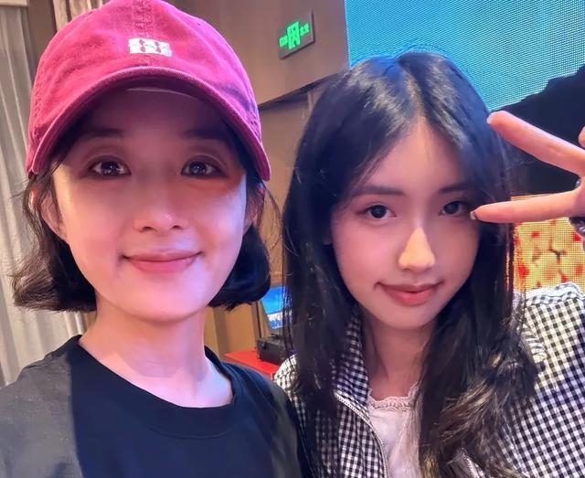 冯小刚女儿晒与赵丽颖合影，以新身份进入娱乐圈，网友评论引热议