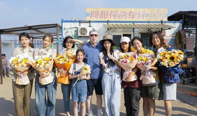 冯小刚女儿晒与赵丽颖合影，以新身份进入娱乐圈，网友评论引热议