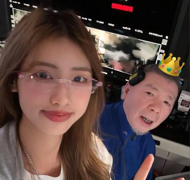 冯小刚女儿晒与赵丽颖合影，以新身份进入娱乐圈，网友评论引热议