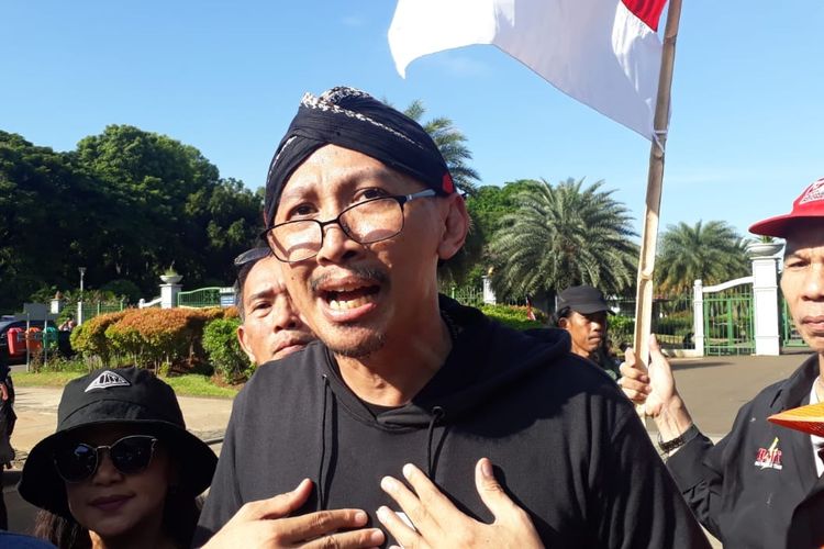 Pegiat media sosial Permadi Arya atau kerap disapa Abu Janda ikut berdemonstrasi bersama massa pengkritik Gubernur DKI Jakarta Anies Baswedan di Jalan Silang Merdeka Barat Daya, Monas, Jakarta Pusat, Selasa (14/1/2020).