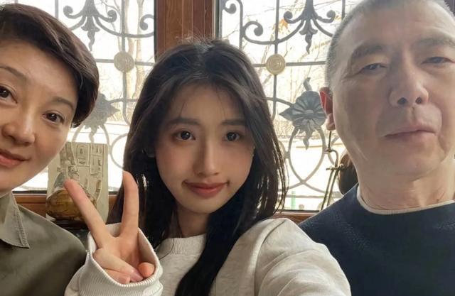 冯小刚女儿晒与赵丽颖合影，以新身份进入娱乐圈，网友评论引热议