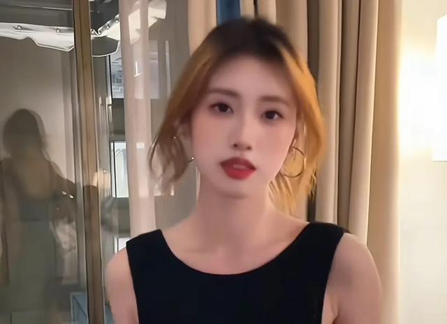 冯小刚女儿晒与赵丽颖合影，以新身份进入娱乐圈，网友评论引热议