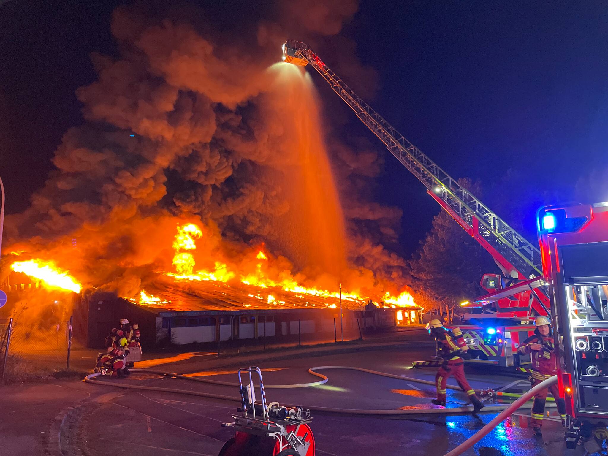 Hameln: Riesenfeuer in Klein Berkel: Indoor-Spielparadies „Ratzfatz ...