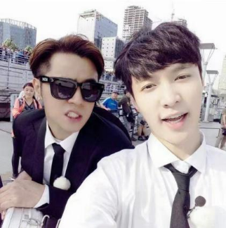 2025年清明档前夕，社交平台上一段无声的预告片引发刷屏——张艺兴在《不说话的爱》中以手语演绎的聋人父亲，让观众直呼“每个眼神都扎进心里”。  而更令人动容的，是罗志祥深夜发布的长文支持：“见证过他在暴雨里坚持录节目的倔强，如今这份突破依