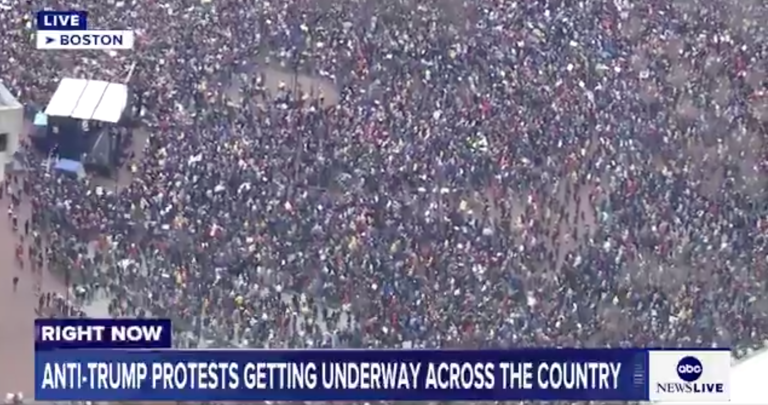 Rivolta in USA: 600 mila persone in strada contro Trump. “Non nel mio nome” il grido collettivo