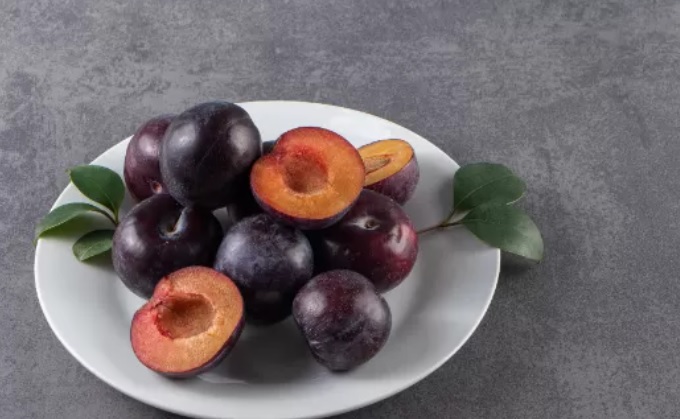 Manfaat Buah Plum: Antioxidan Kuat, Atasi Konstipasi, dan Perkuat Tulang