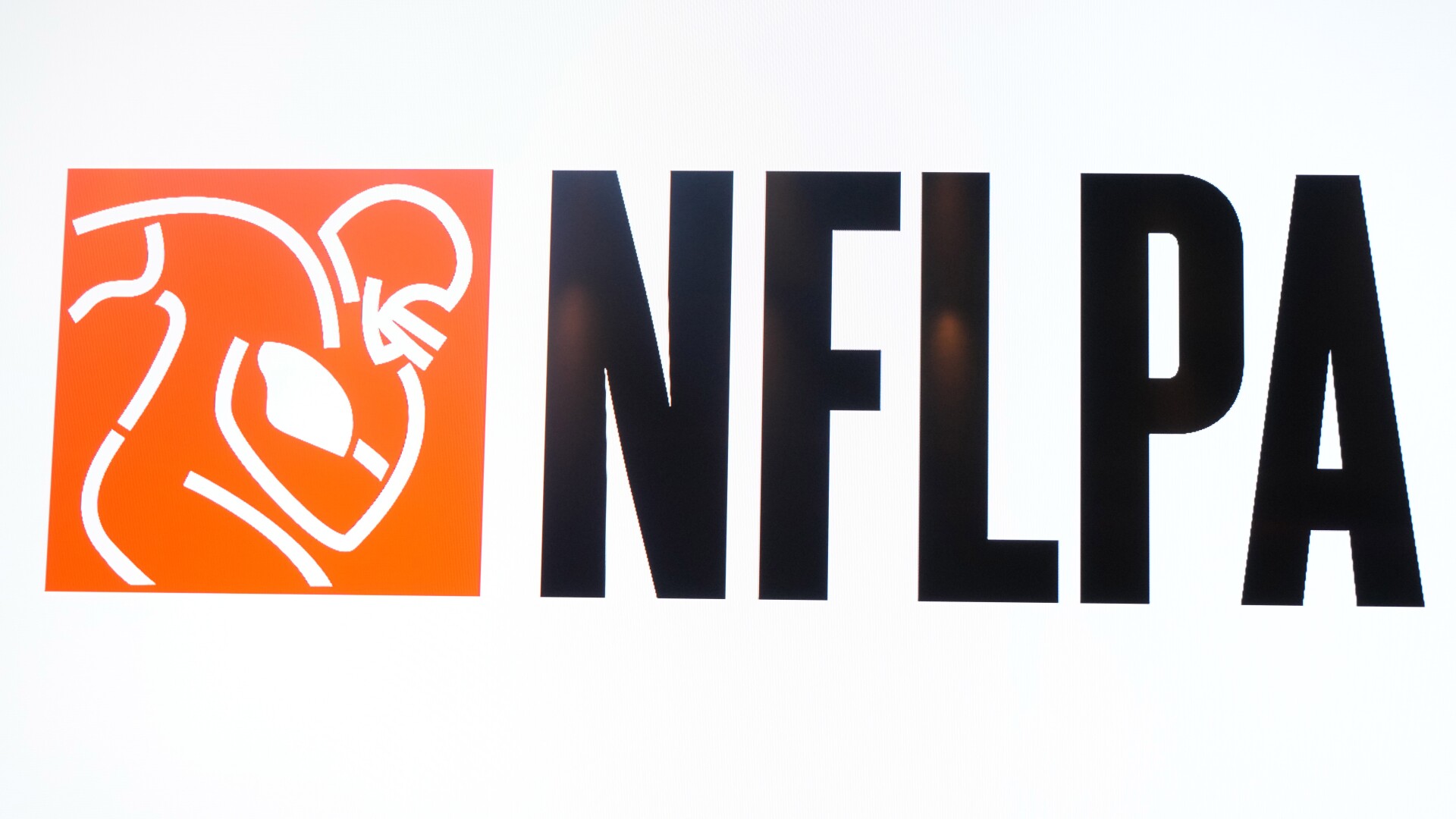 NFLPA chief player officer Don Davis steps down after 16 years with union<br>