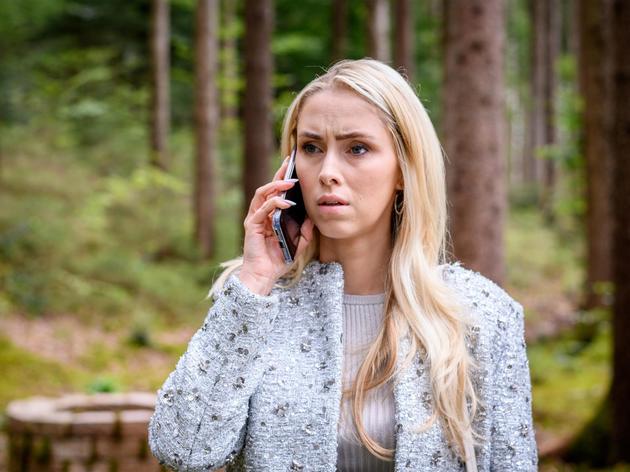 Larissa wirkt abwesend, nachdem sie eine schwere Diagnose erhalten hat. 