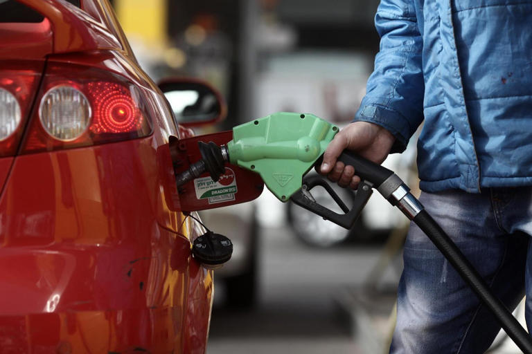 Ekonomi piyasalarında yaşanan büyük çalkantı devam ederken petrol fiyatları 63 doların altına düşerek son 4 yılın en düşük seviyesini gördü. Yaşanan düşüşlerin ardından çarşamba gecesi benzin ve akaryakıt fiyatlarında beklenen indirim 3 liranın üzerine çıkarken, pompaya yansıyacak fiyat düşüşü Cumhuriyet tarihinde akaryakıtta yapılmış en büyük indirim olarak kayıtlara geçecek.