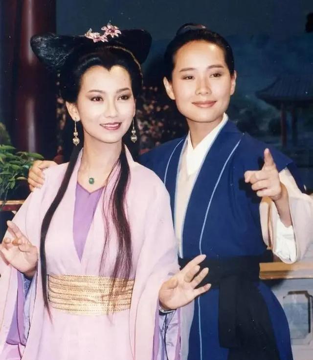 72岁赵雅芝红衬衫配一步裙：10厘米细跟鞋吸睛，白皙如30岁