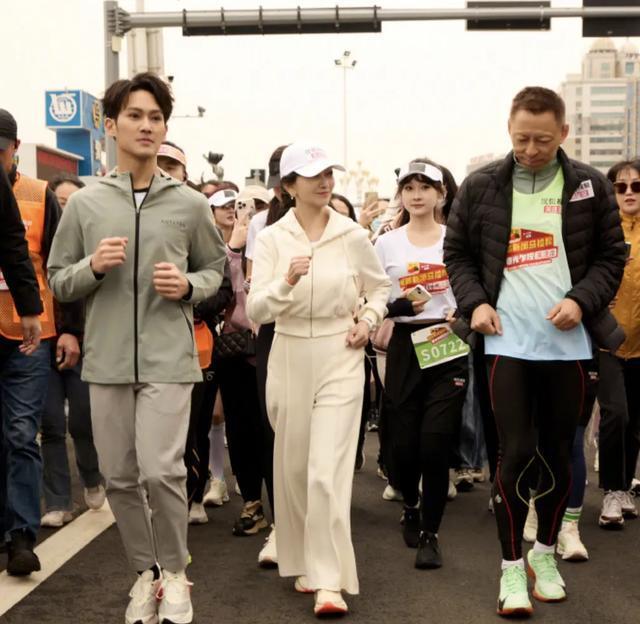 72岁赵雅芝红衬衫配一步裙：10厘米细跟鞋吸睛，白皙如30岁