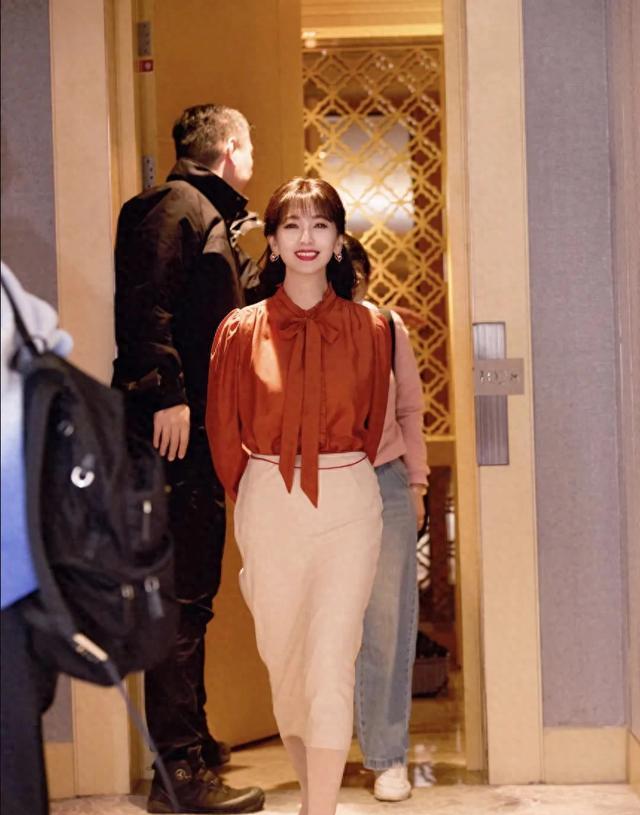 72岁赵雅芝红衬衫配一步裙：10厘米细跟鞋吸睛，白皙如30岁