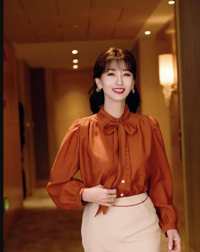 72岁赵雅芝红衬衫配一步裙：10厘米细跟鞋吸睛，白皙如30岁