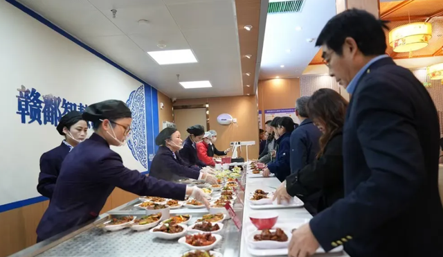10元管饱的“穷鬼餐厅”，成了北京新地头蛇
