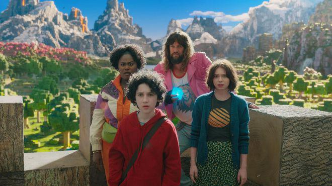 中国票房跳水的新片，北美观众当成宝，3天票房破23.1亿夺冠军