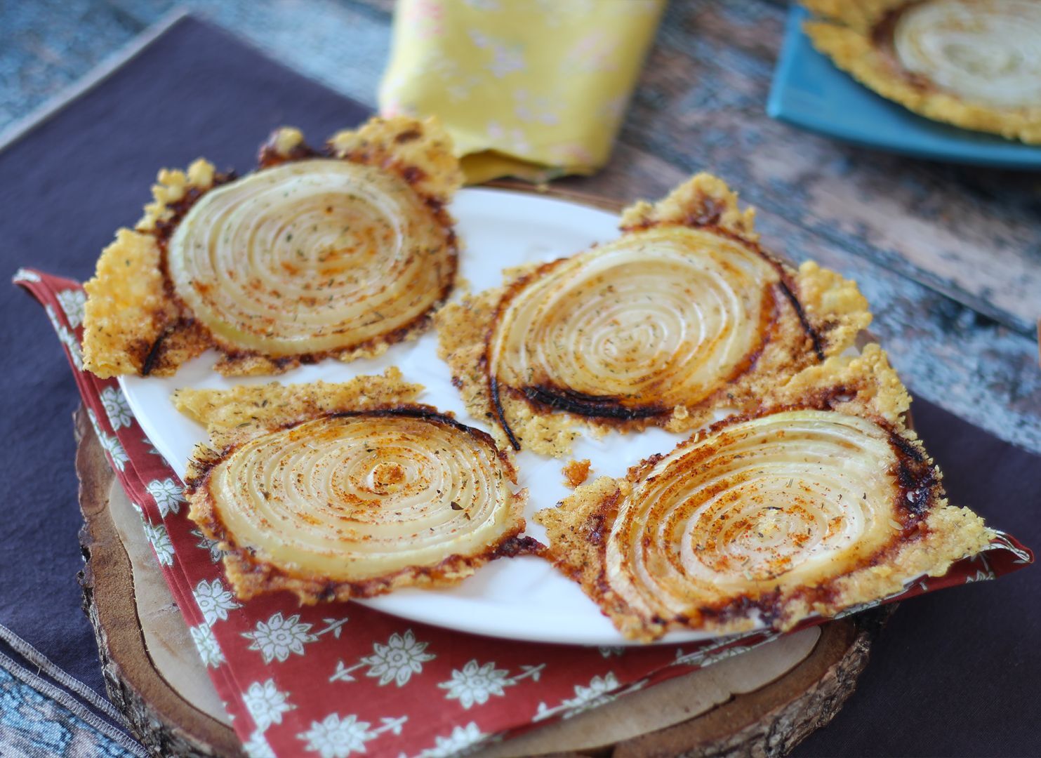 Chips croccanti di cipolla e parmigiano: lo snack sfizioso fatto in casa