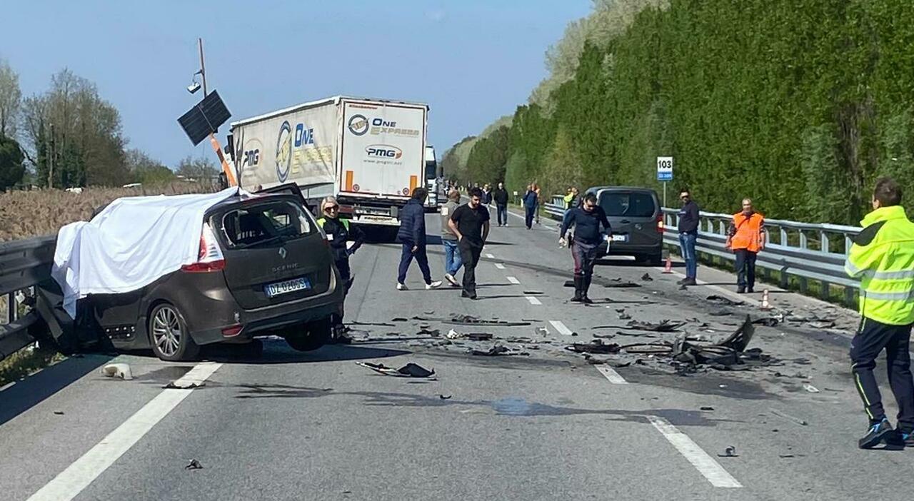 Incidente sulla Romea tra un'auto e un tir: tre morti, strada bloccata