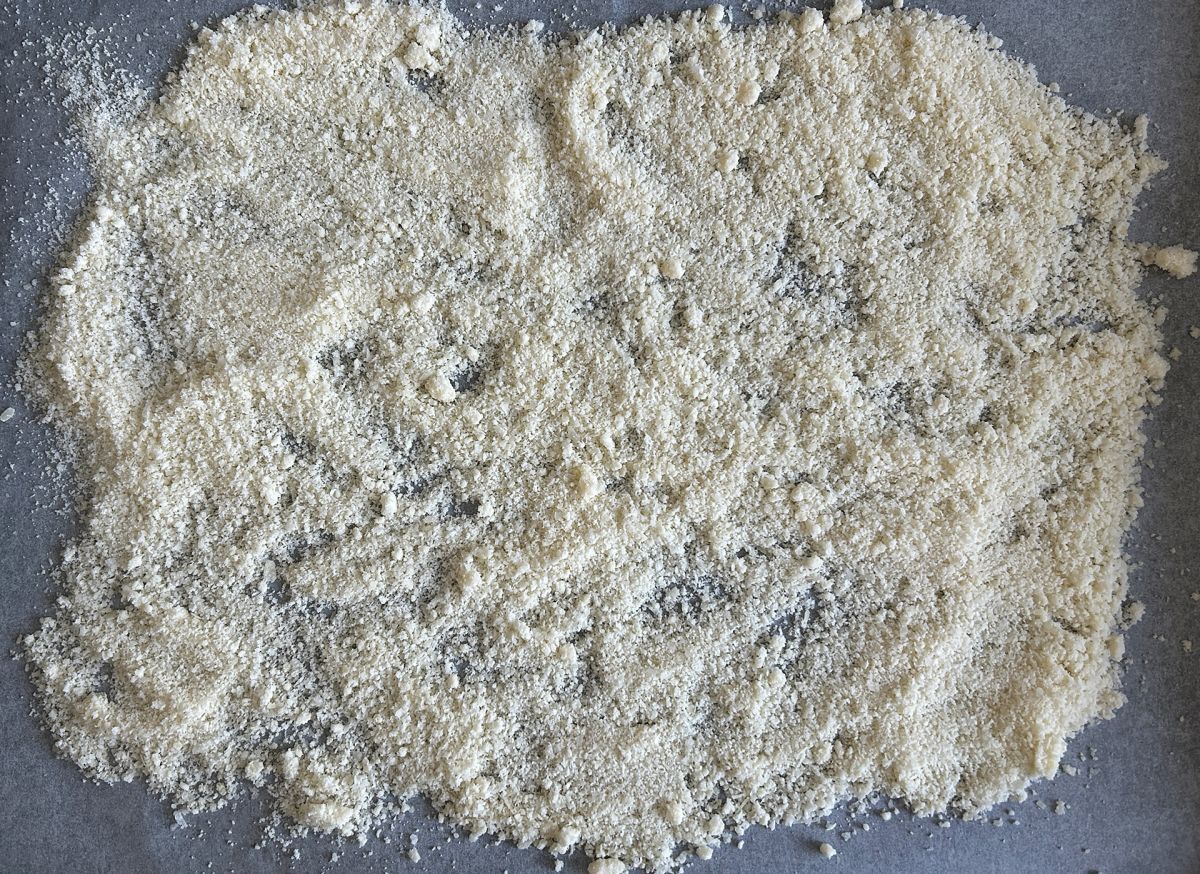 Chips croccanti di cipolla e parmigiano: lo snack sfizioso fatto in casa