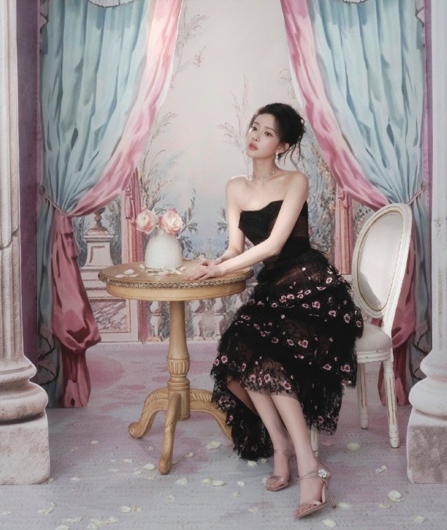 孟子义刺绣华服封神！暗夜玫瑰绽放东方美学