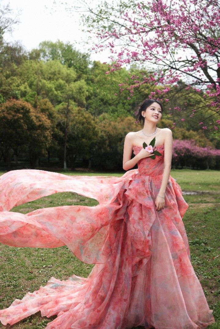 孙怡的春日造型好惊艳！粉色纱裙飘逸，好似花中仙