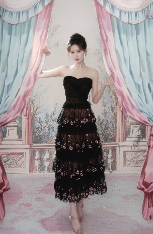 孟子义刺绣华服封神！暗夜玫瑰绽放东方美学