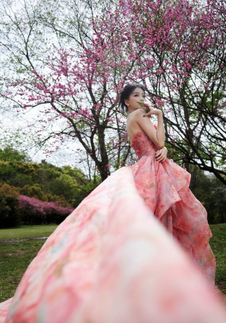 孙怡的春日造型好惊艳！粉色纱裙飘逸，好似花中仙