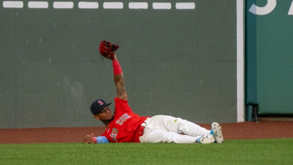 MLB Red Sox Outfielder Defies Baseball Odds with JawDropping Catch