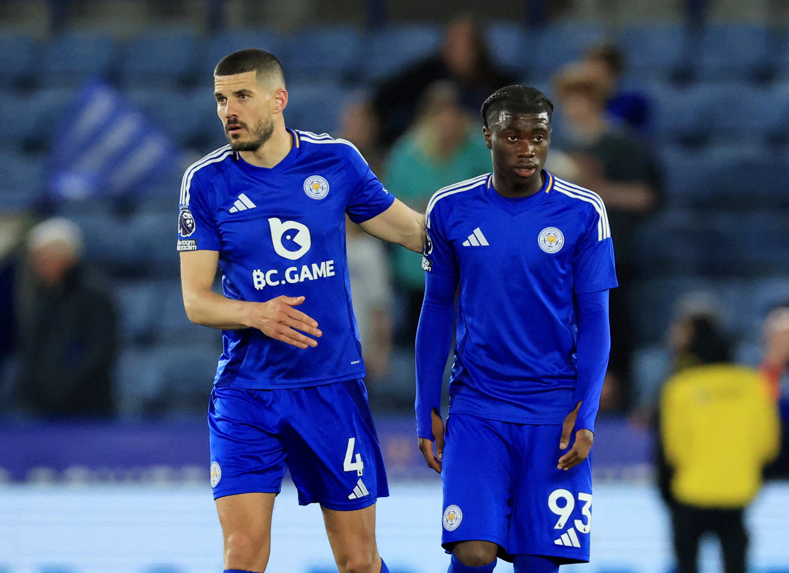 Conor Coady y Jeremy Monga, jugadores del Leicester City, durante el partido ante el Newcastle.