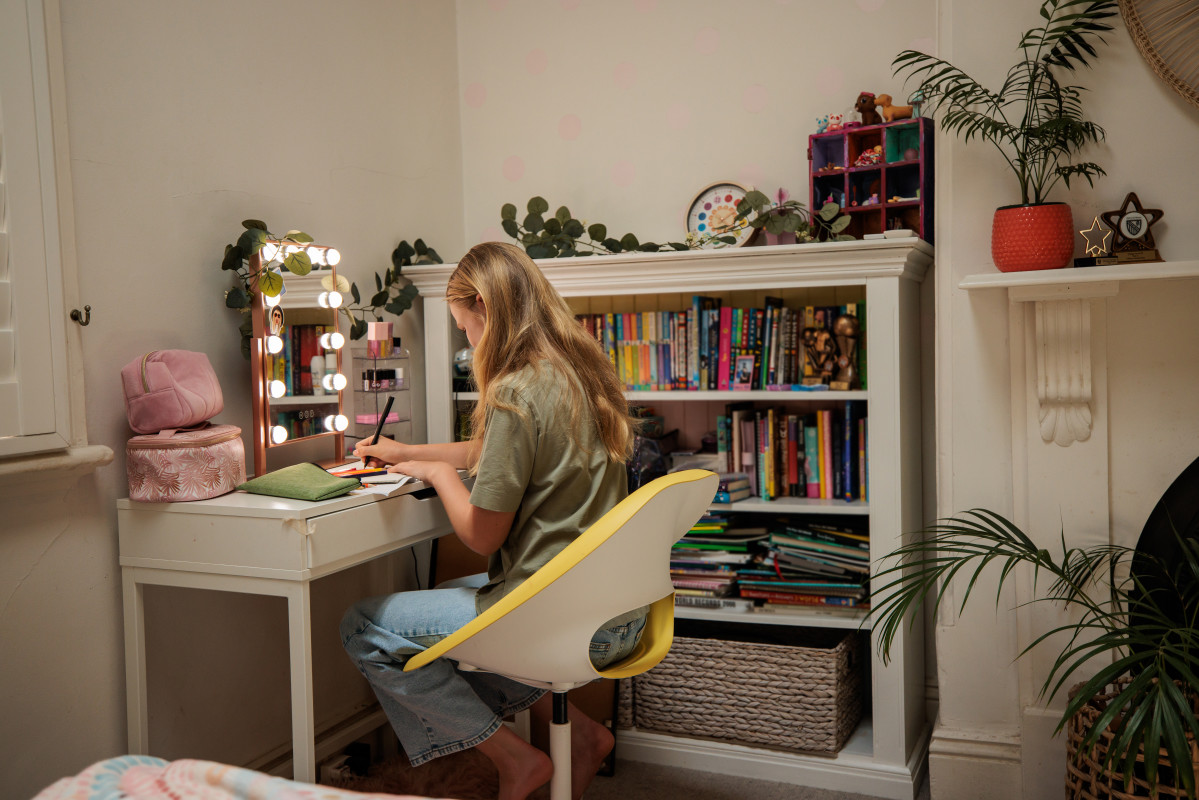 Mom Completely Transforms Daughter’s Room Into a Stunning Dream Space(01)