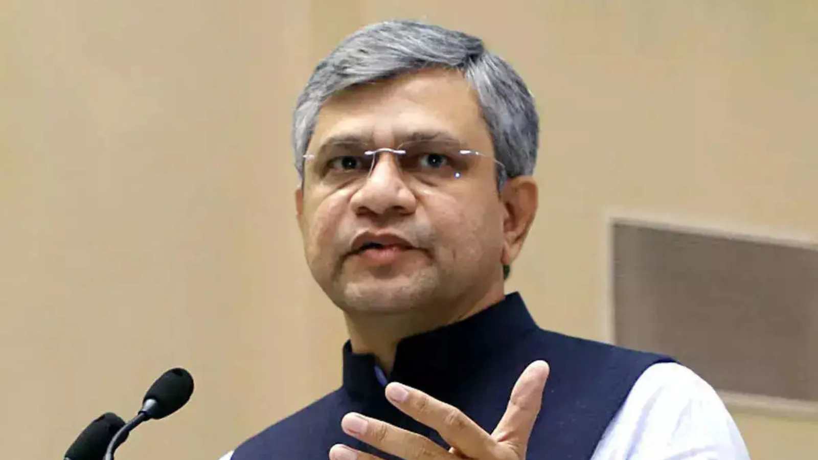 Apple powers India’s record Rs 2 lakh crore FY25 smartphone exports