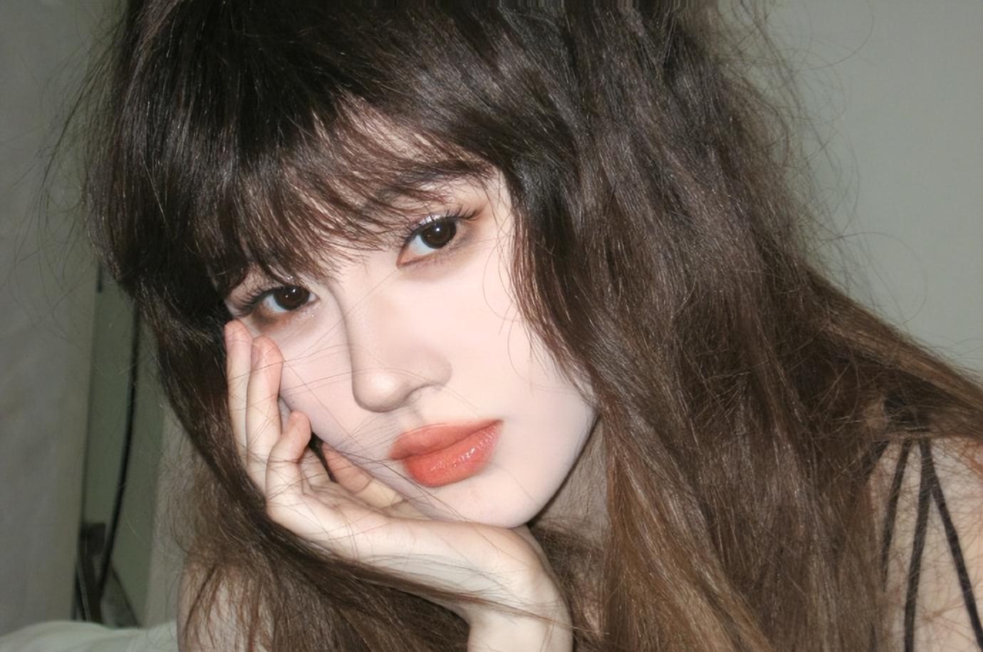 谢娜遇上鞠婧祎，同款地珠造型各有千秋，这波你站谁？