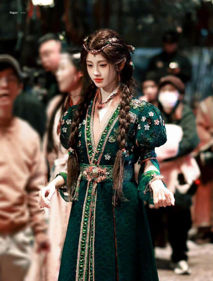 谢娜遇上鞠婧祎，同款地珠造型各有千秋，这波你站谁？