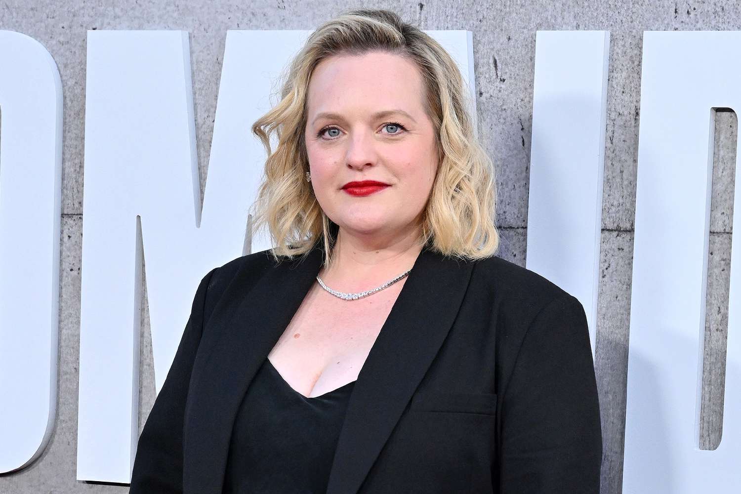 Elisabeth Moss Says a Mom 'Definitely' Changed Her Perspective(02)