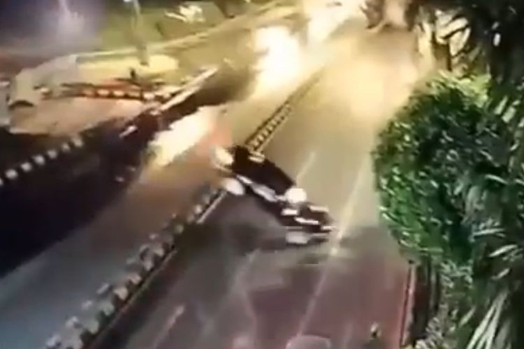 BMW setelah terjun dari Tol Krian-Gresik, Selasa (8/4/2025).