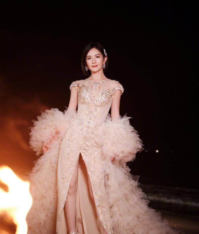 谢娜遇上鞠婧祎，同款地珠造型各有千秋，这波你站谁？